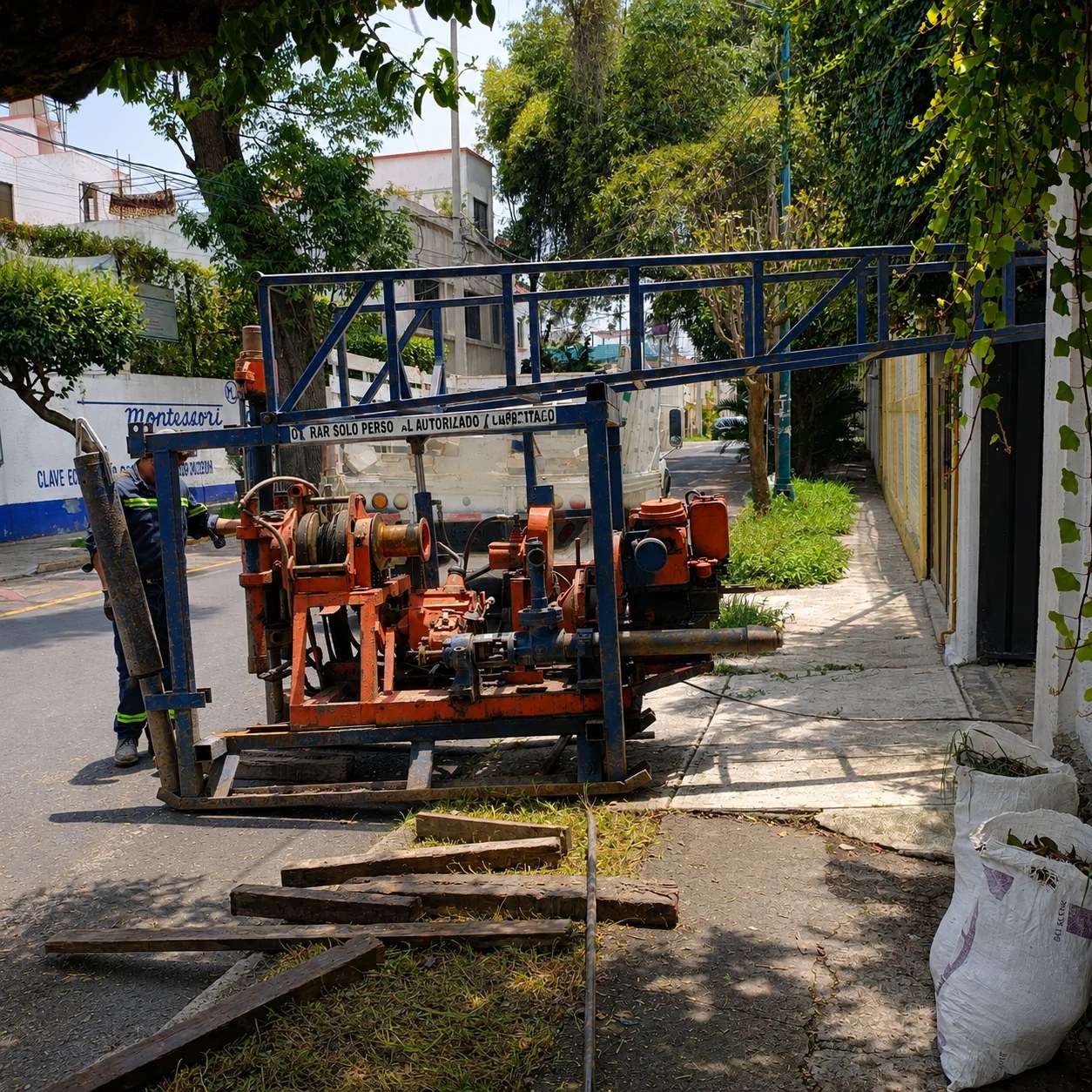 Equipo técnico de OSME realizando trabajos de perforación en campo